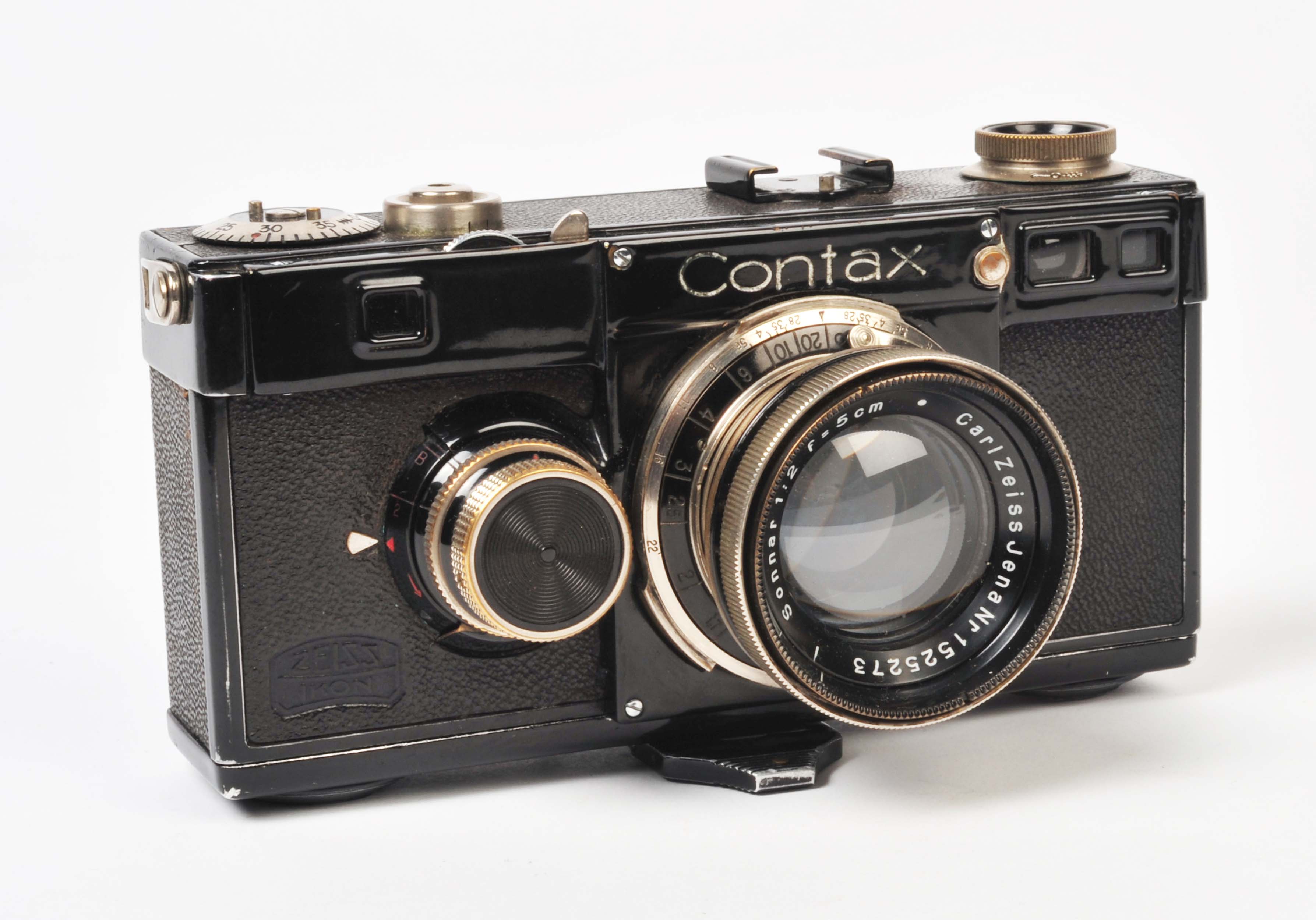 KI generiert: Das Bild zeigt eine klassische Contax-Kamera mit einem robusten und hochwertigen Design. Die Kamera hat ein großes Objektiv mit dem Aufdruck "Carl Zeiss Jena".