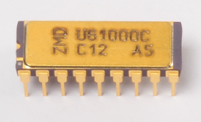 KI generiert: Das Bild zeigt einen Mikrochip des Typs U61000C der Firma ZMD mit 14 Pins. Der Mikrochip hat eine goldene Oberseite und ist mit den Bezeichnungen "C12" und "A5" markiert.