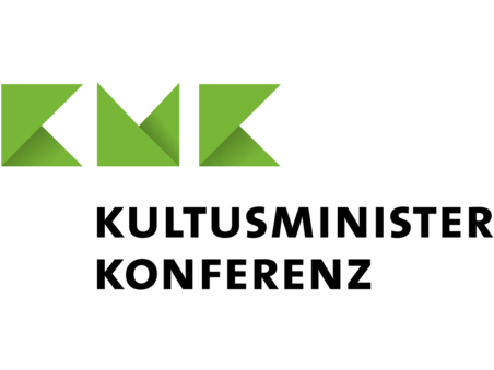 KI generiert: Das Bild zeigt das Logo der Kulturstiftung des Bundes, bestehend aus grünen geometrischen Formen und dem darunter liegenden Schriftzug „Kulturstiftung des Bundes“.