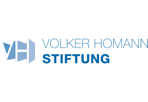 KI generiert: Das Bild zeigt das Logo der Volker Homann Stiftung. Es besteht aus den Initialen "VH" in einem grafischen Design und dem Namen der Stiftung in blauer Schrift.