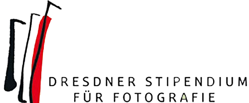 KI generiert: Das Bild zeigt das Logo des "Dresdner Stipendiums für Fotografie". Es besteht aus stilisierten, modernen Formen in Schwarz und Rot, ergänzt durch den Text des Stipendiumsnamens.