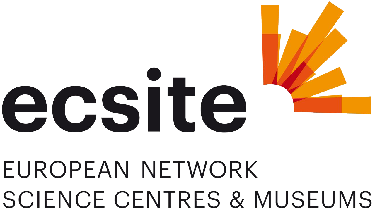 KI generiert: Das Bild zeigt das Logo der Organisation "Ecsite," einem europäischen Netzwerk von Wissenschaftszentren und Museen. Das Logo besteht aus dem Schriftzug "ecsite" sowie einer stilisierten, gelben und orangefarbenen Grafik daneben.