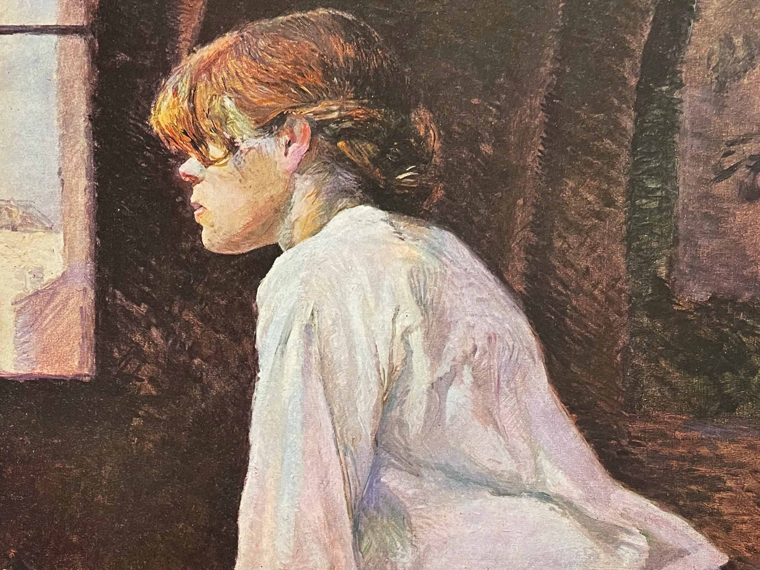 KI generiert: Das Bild zeigt eine Frau, die nachdenklich aus einem Fenster schaut. Sie trägt eine weiße Bluse und ist im Profil dargestellt.