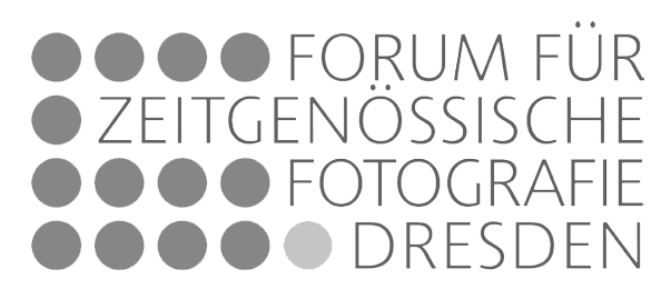 KI generiert: Das Bild zeigt das Logo des "Forums für Zeitgenössische Fotografie Dresden". Es besteht aus mehreren grauen Kreisen und dem Schriftzug des Namens.