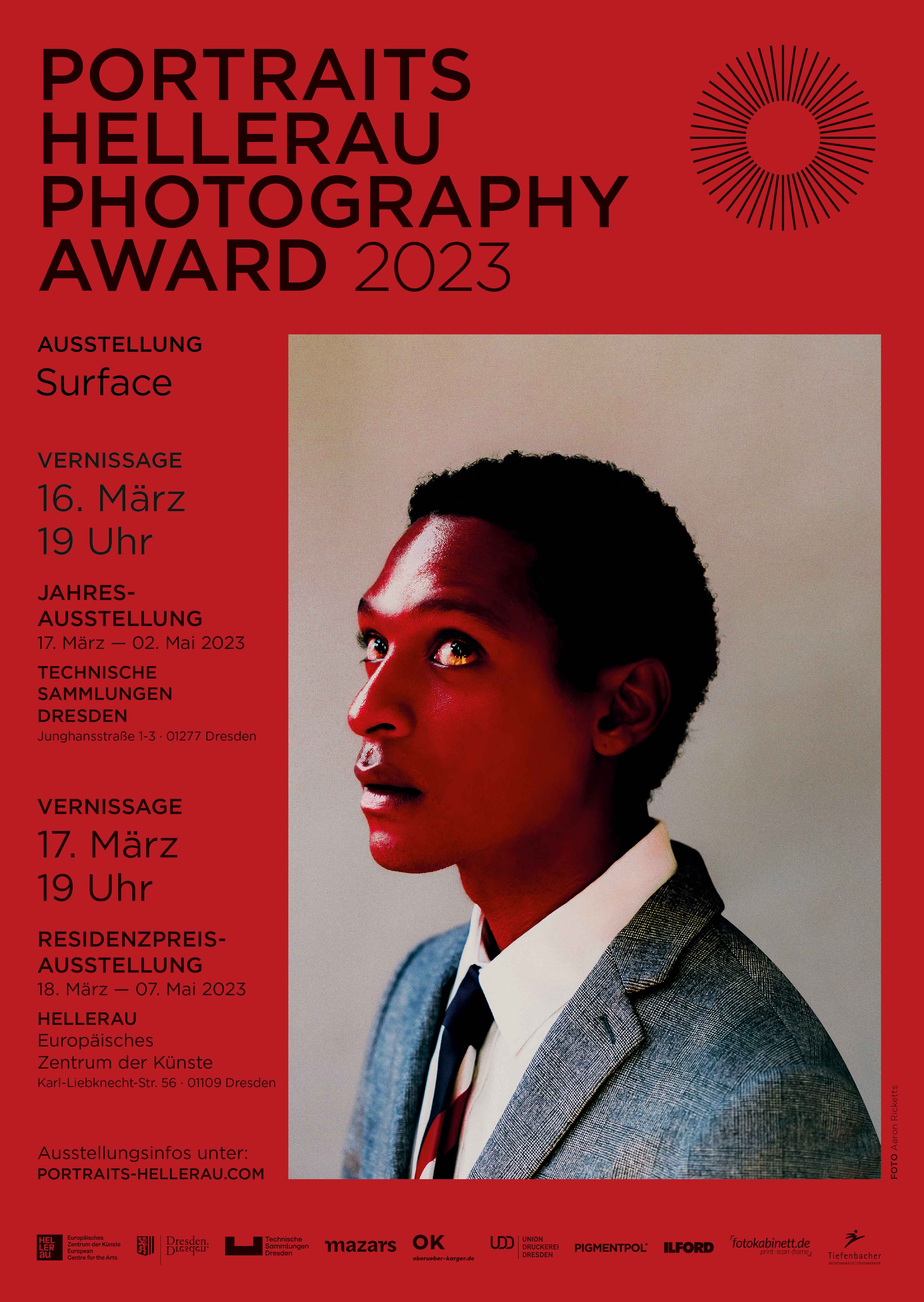 KI generiert: Das Bild ist ein Poster für den Portraits Hellerau Photography Award 2023 und zeigt das Profilfoto eines Mannes im Anzug. Es enthält Veranstaltungstermine und Veranstaltungsorte für die Ausstellungen und Vernissagen.