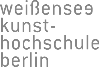 KI generiert: Das Bild zeigt das Logo der "weißensee kunsthochschule berlin" in grauer Schrift auf schwarzem Hintergrund. Der Text ist in einer modernen, minimalistischen Schriftart geschrieben.