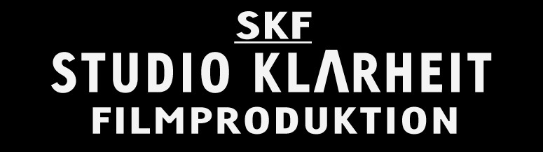 KI generiert: Das Bild zeigt das Logo von "SKF Studio Klarheit Filmproduktion" in weißer Schrift auf schwarzem Hintergrund. Es handelt sich um die Darstellung eines Filmunternehmens oder einer Filmproduktionsfirma.