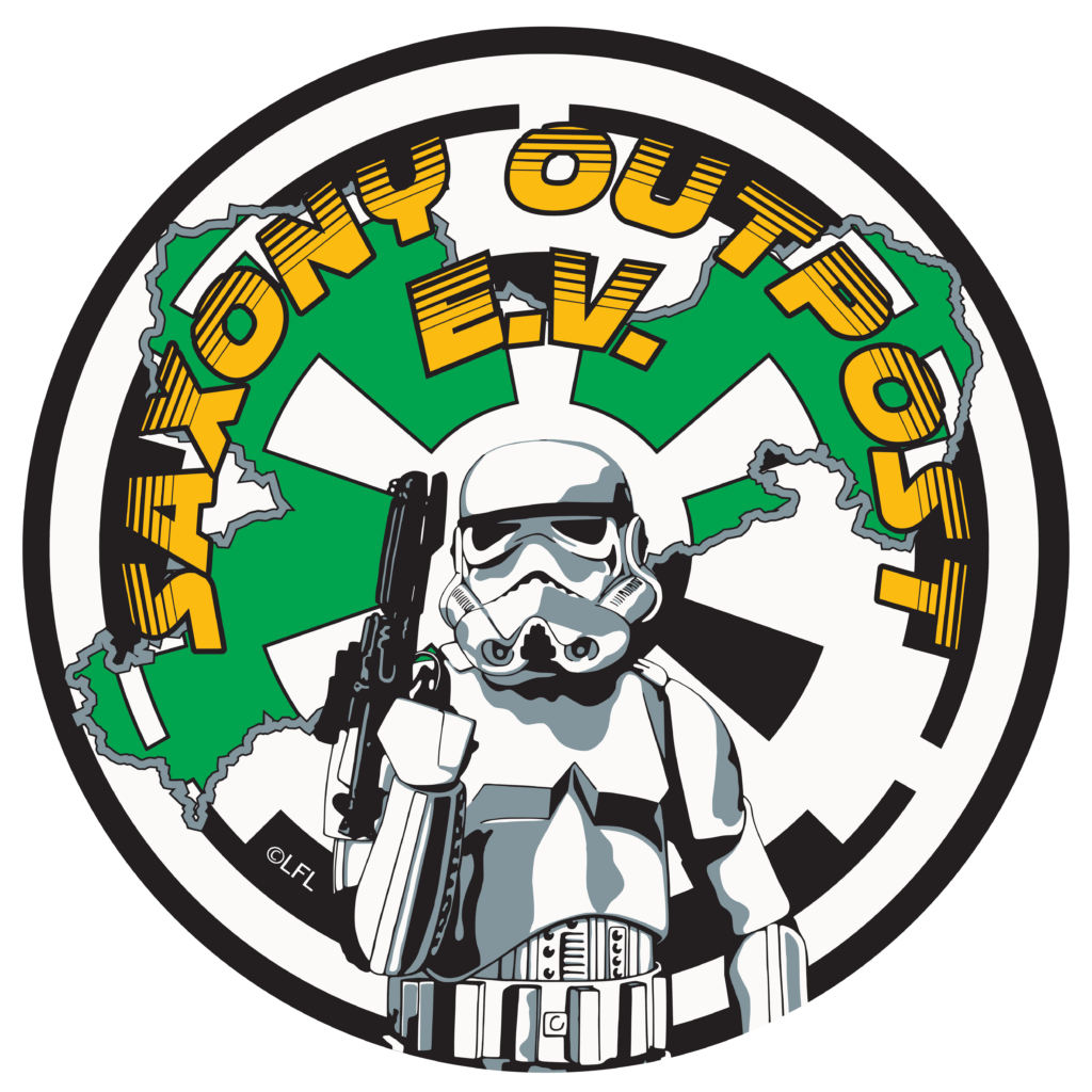 KI generiert: Das Bild zeigt ein Logo mit einem Stormtrooper aus "Star Wars" im Vordergrund. Rund um den Stormtrooper steht "SAXONY OUTPOST E.V." auf grün-weißem Hintergrund, der an eine stilisierte Landkarte erinnert.